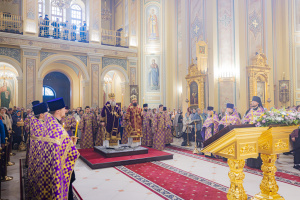 В канун Благовещения, Недели Крестопоклонной в Ростовском кафедральном соборе Глава митрополии совершил всенощное бдение