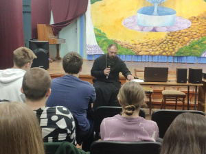 Штатный клирик храма святителя Иоанна Златоуста провел лекцию в общеобразовательной школе № 32 г. Новочеркасска