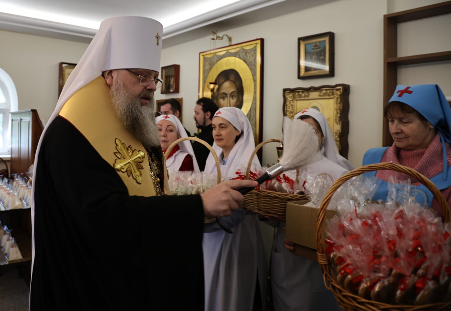 В праздник Светлого Христова Воскресения митрополит Ростовский и  Новочеркасский Меркурий посетил окружной военный клинический госпиталь г.  Ростова-на-Дону | 16.04.2023 | Ростов-на-Дону - БезФормата