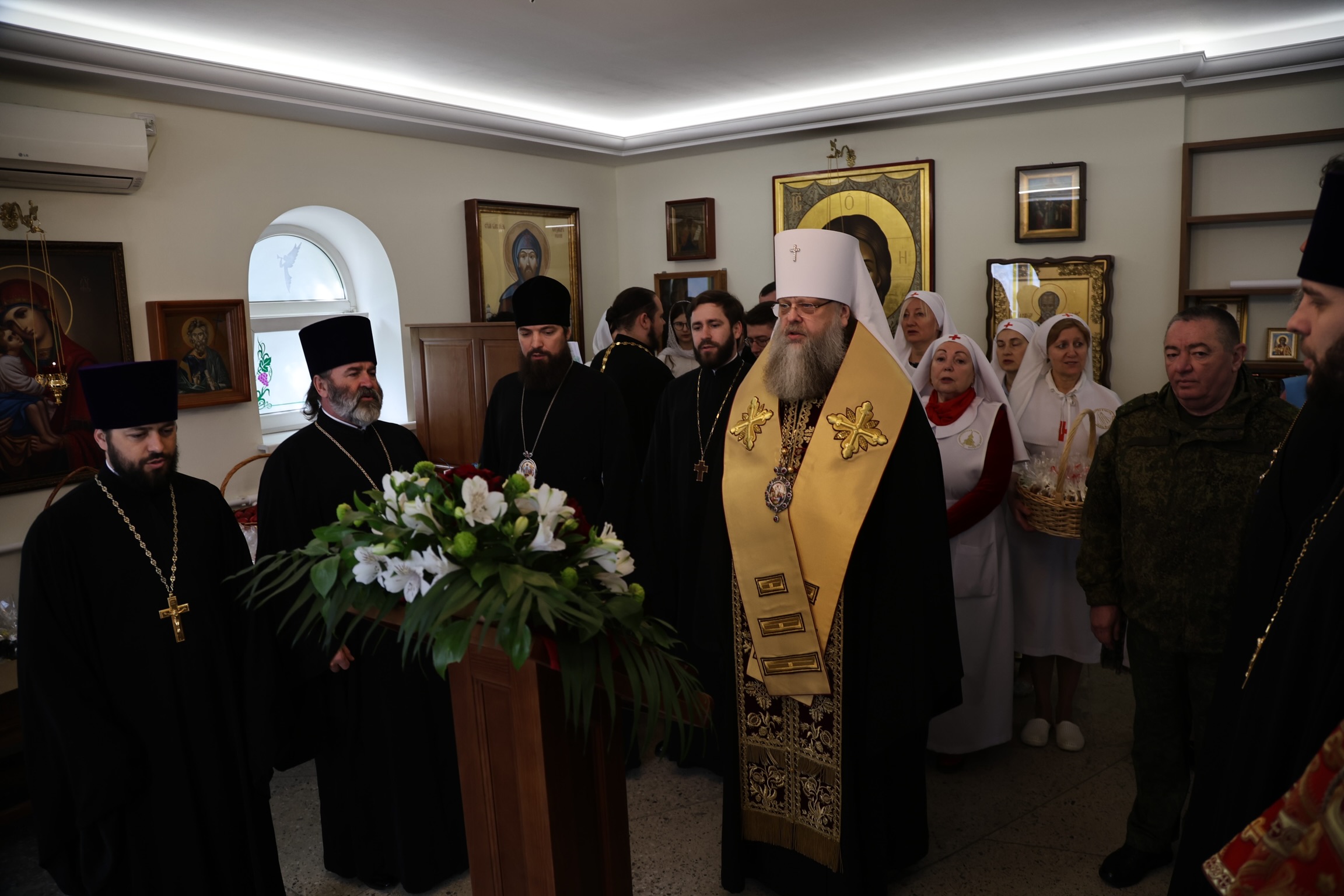 В праздник Светлого Христова Воскресения митрополит Ростовский и  Новочеркасский Меркурий посетил окружной военный клинический госпиталь г.  Ростова-на-Дону | 16.04.2023 | Ростов-на-Дону - БезФормата