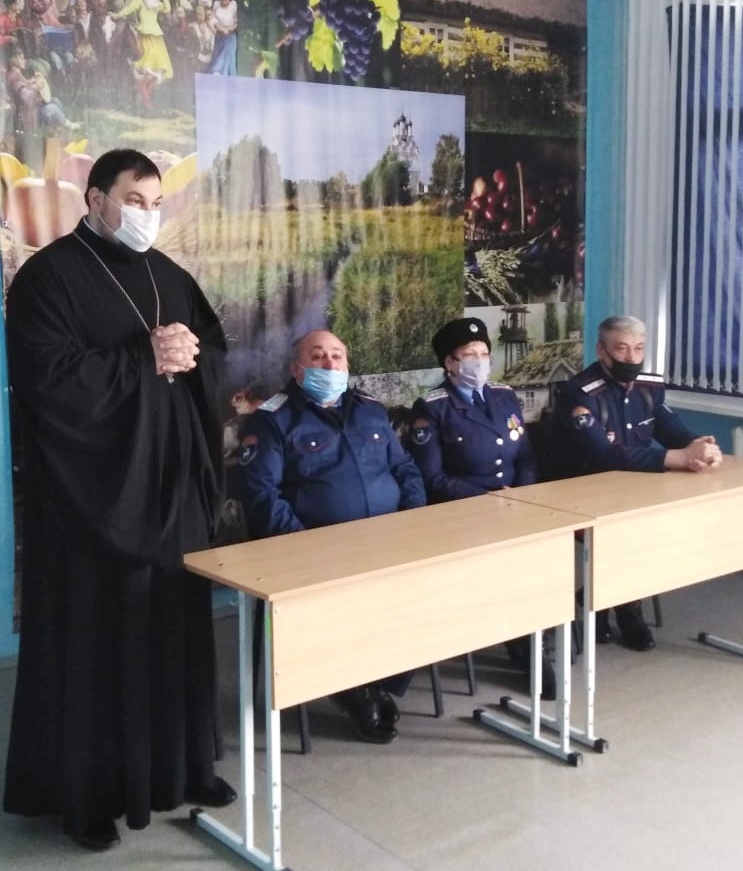 Благочинный Куйбышевского округа с пастырским визитом посетил казачью школу в х. Крюково