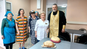 Настоятель храма святителя Иоанна Златоуста посетил Новочеркасскую городскую больницу