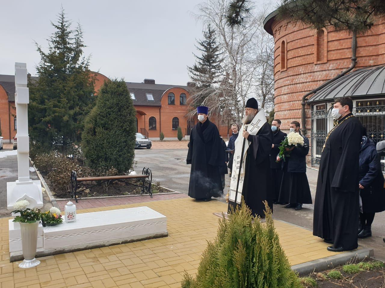 Накануне годовщины со дня преставления ко Господу протоиерея Сергия  Бабенцева митрополит Меркурий совершил литию на могиле почившего |  29.12.2020 | Ростов-на-Дону - БезФормата