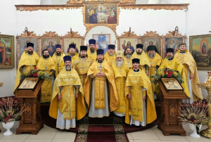 В храме Преображения Господня с. Займо-Обрыв состоялось соборное служение духовенства Азовского районного округа