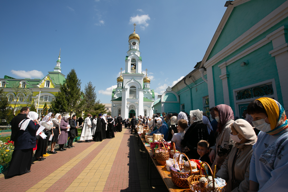 Люди около храма