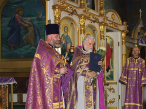 Благочинный Таганрогского округа поздравил настоятеля храма Иерусалимской иконы Божией Матери с 70-летним юбилеем