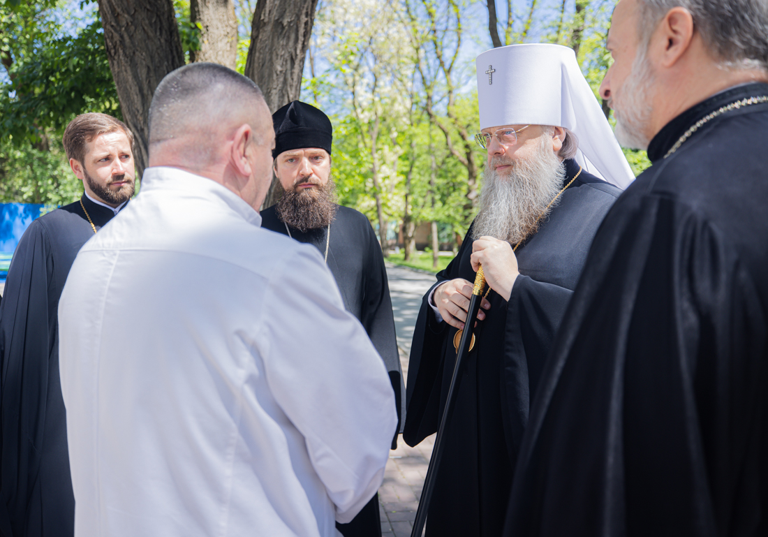 В праздник Светлого Христова Воскресения митрополит Ростовский и  Новочеркасский Меркурий посетил окружной военный клинический госпиталь г.  Ростова-на-Дону | 05.05.2024 | Ростов-на-Дону - БезФормата