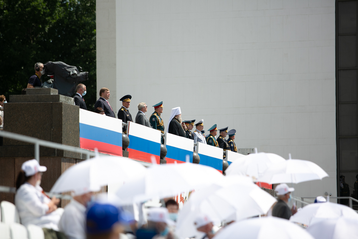 Митрополит Ростовский и Новочеркасский Меркурий посетил парад в честь 75-летия Великой Победы