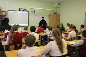 Представители Юго-Западного благочиния и "Ростова без наркотиков" провели встречу с учащимися экономического лицея  №14