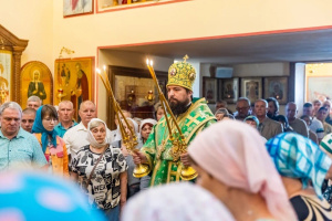 В день Святой Троицы епископ Таганрогский Артемий совершил Божественную литургию в соименном храме города Таганрога