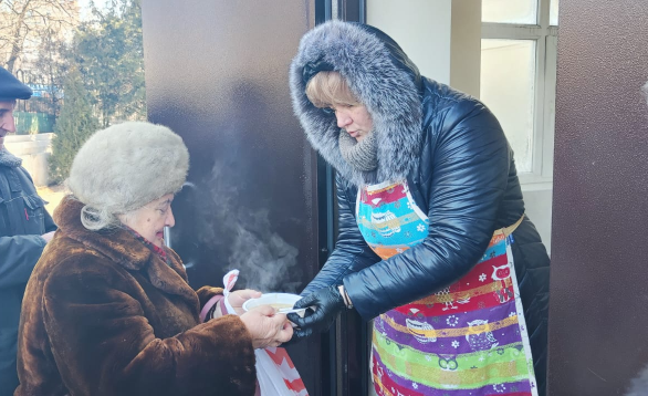 В Иоанно-Кронштадтском храме г. Ростова-на-Дону продолжается раздача благотворительных обедов 