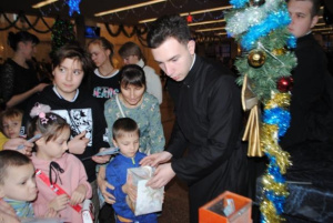 Более восьмисот ребятишек посетили Рождественскую митрополичью елку