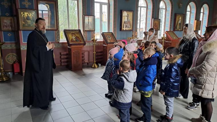 Настоятель Кирилло-Мефодиевского прихода п. Рассвет провел экскурсию по храму для воспитанников детского сада