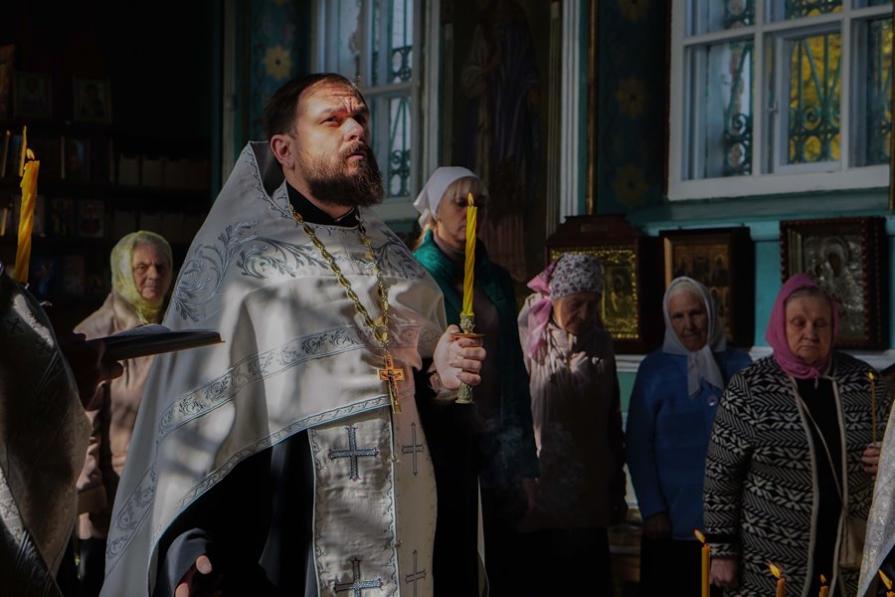 В Одигитриевском храме г. Аксая молитвенно почтили память усопшего клирика иерея Андрея Богаченко