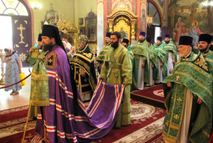 Епископ Таганрогский Артемий совершил Божественную литургию в Троицком храме города Ростова-на-Дону