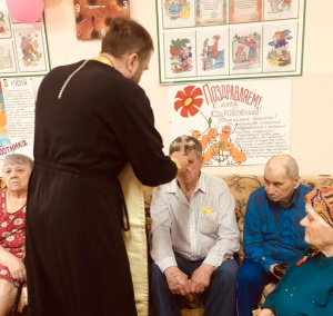 Настоятель Покровского храма с. Натальевка посетил социально-реабилитационное отделение для людей пожилого возраста.