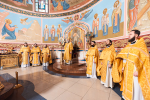 В день памяти святителя Николая, архиепископа Мир Ликийских, чудотворца,  Глава Донской митрополии совершил Божественную литургию в Троицком храме г. Азова 