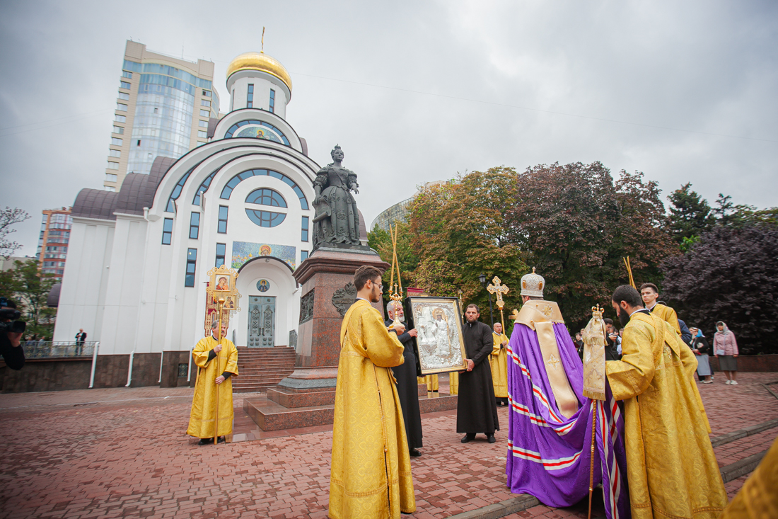 Епископ Артемий совершил молебен в Покровском сквере во время торжеств по случаю празднования 274-й годовщины со дня основания г.  Ростова-на-Дону