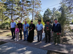 Настоятель Петропавловского храма с. Кугей принял участие в возложение цветов к мемориалу павшим войнам