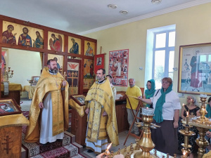 Благочинный Неклиновского округа совершил Божественную литургию в Петропавловском храме с. Приморка