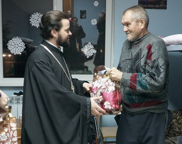 Подопечных епархиального приюта для бездомных поздравили с Рождеством Христовым