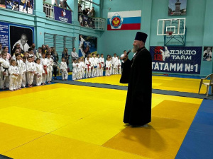Благочинный Таганрогского округа принял участие в открытии турнира по всестилевому карате