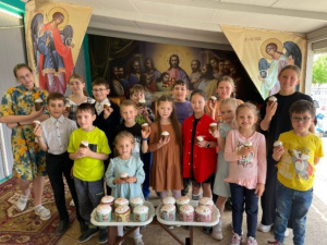 Воспитанники учебно-воспитательной группы при Князь-Владимирском храме г. Батайска украсили пасхальные куличи для нуждающихся