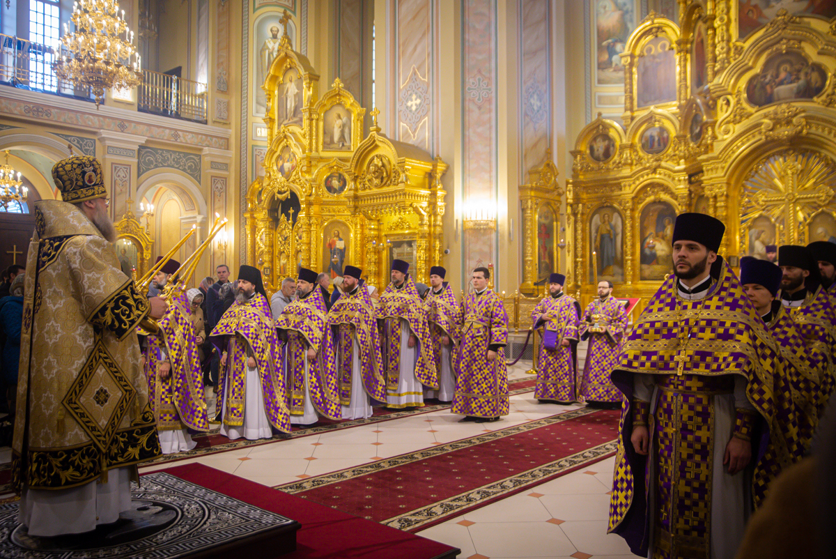В Неделю Крестопоклонную  Глава Донской митрополии совершил Божественную литургию в Ростовском кафедральном соборе
