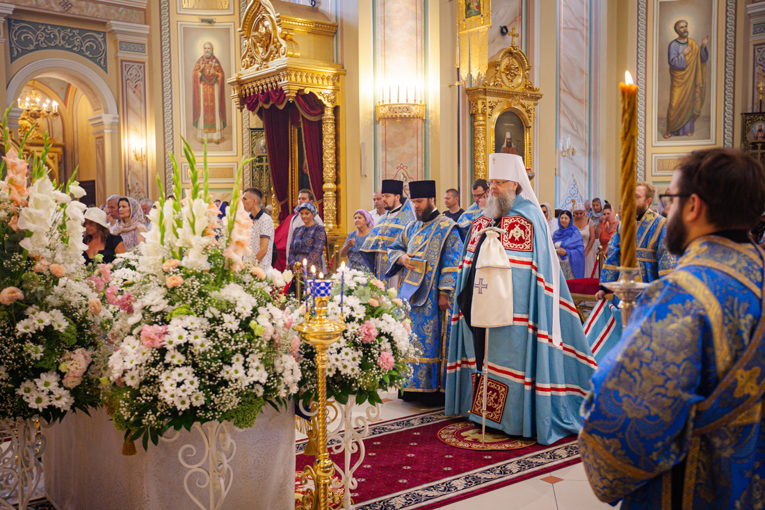 В праздник Успения Богородицы митрополит Меркурий совершил Божественную литургию  Ростовском кафедральном соборе