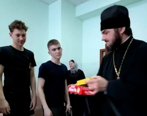 Учащиеся Ростовского областного центра неслышащих учащихся получили рождественские подарки