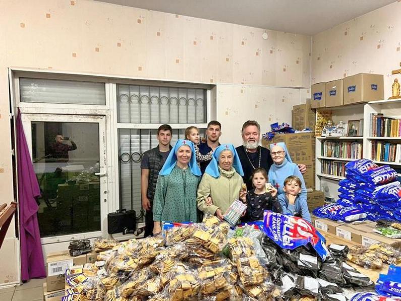 Добровольцы Восточного благочиния приняли участие в фасовке продовольственных наборов для заключённых к празднику Рождества Христова