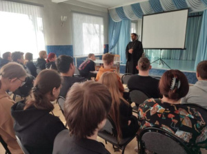 В Таганрогском технологическом техникуме питания и торговли состоялась встреча священника со студентами 
