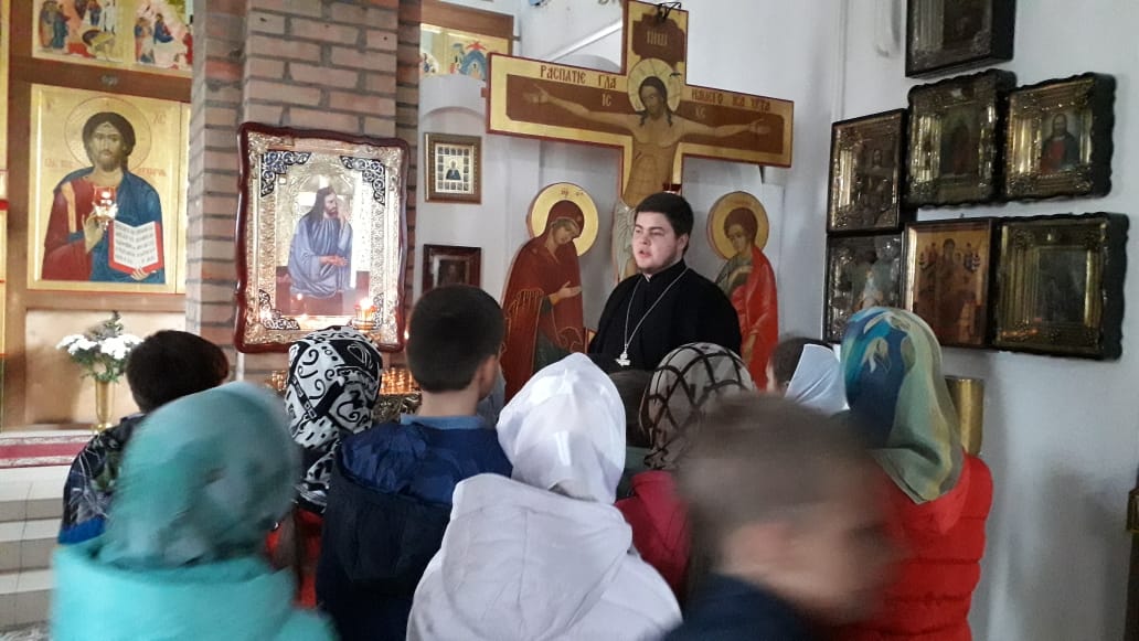 Школьники в праздник Воздвижения Креста Господня посетили храм святителя Николая Чудотворца п. Матвеев Курган