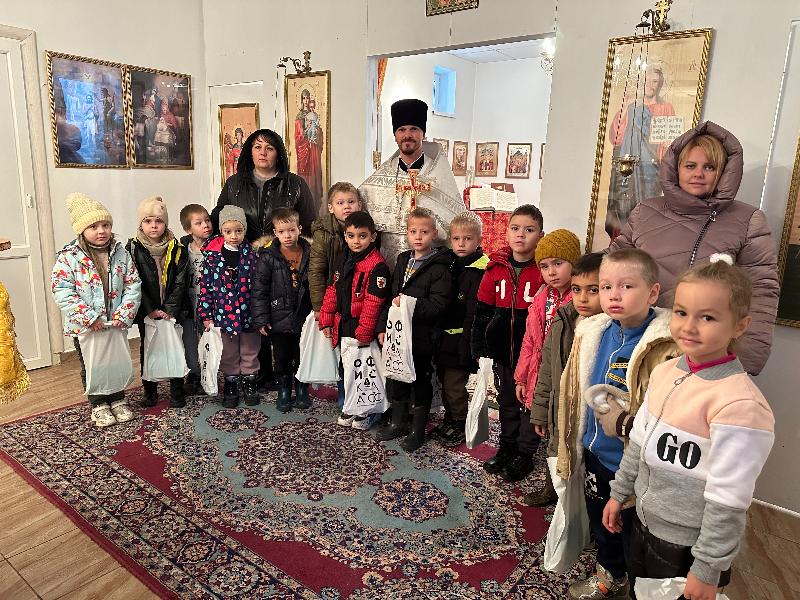 Воспитанники детского сада "Петушок" посетили богослужение в Петропавловском храме с. Кугей