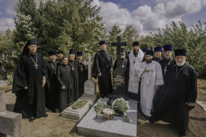 Викарий Ростовской епархии совершил заупокойную литию на месте погребения диакона Владимира Дикарева