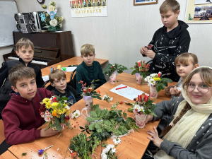 Для учащихся воскресной школы Сергиевского храма г. Таганрога прошел мастер-класс по флористике «Букет Маме»