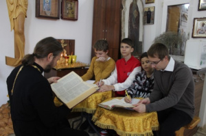 Настоятель Софийского храма г. Ростова-на-Дону провел беседу с православной молодёжью о духовности и нравственности