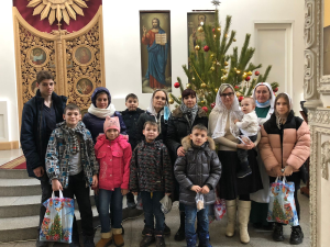 Сестры милосердия Иоанно-Кронштадтского храма поздравили подопечных прихожан и детей-сирот с Рождеством Христовым 