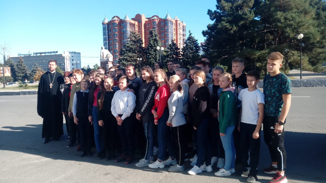 Настоятель Екатерининского храма с. Екатериновка организовал для школьников села экскурсионную поездку в Азов