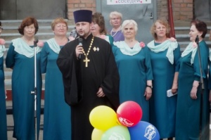 Настоятель Никольского храма принял участие в празднике "День соседей"