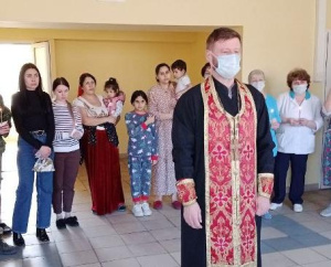 Настоятель храма Димитрия Солунского посетил детскую городскую  больницу г. Новочеркасска