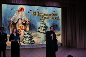Благочинный приходов Аксайского округа посетил Рождественский спектакль