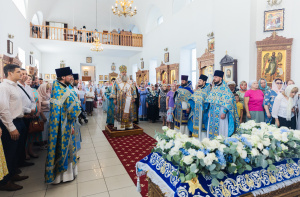 В праздник Успения Богородицы митрополит Меркурий совершил Божественную литургию в Успенском храме г. Аксая