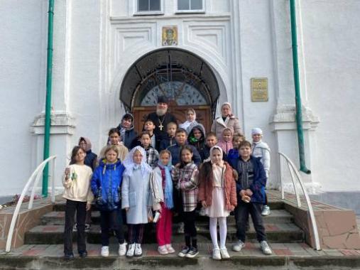 В Никольском храме с. Греково-Тимофеевка были проведены экскурсии для учеников среднеобразовательных школ поселка Матвеев-Курган