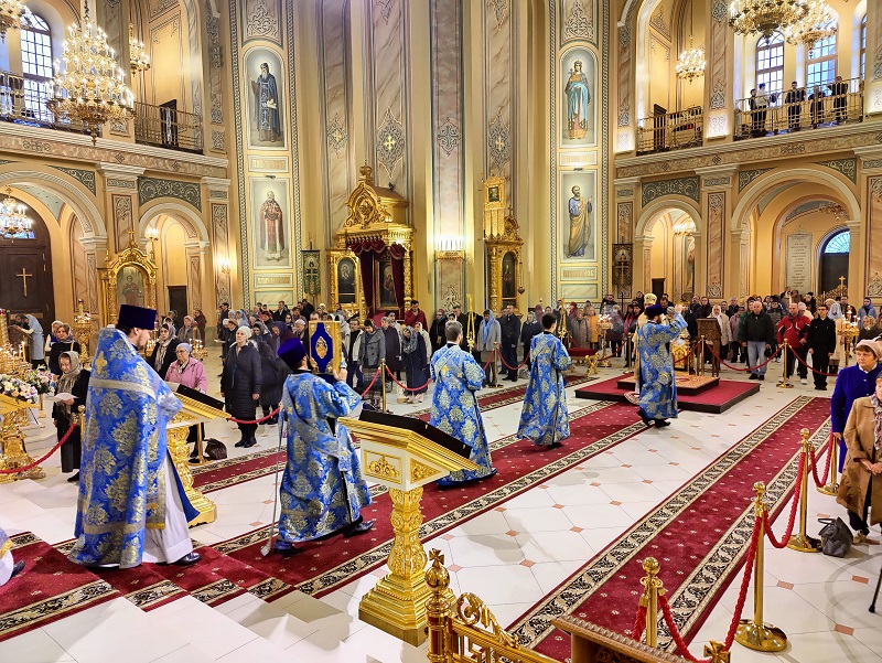 В день празднования Казанской иконы Божией Матери епископ Таганрогский  Артемий совершил Божественную литургию в Ростовском кафедральном соборе