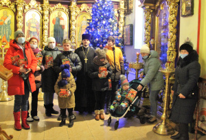 Свято-Троицкий приход г. Ростова-на-Дону поздравил с Рождеством Христовым семьи, воспитывающие "солнечных" детей 