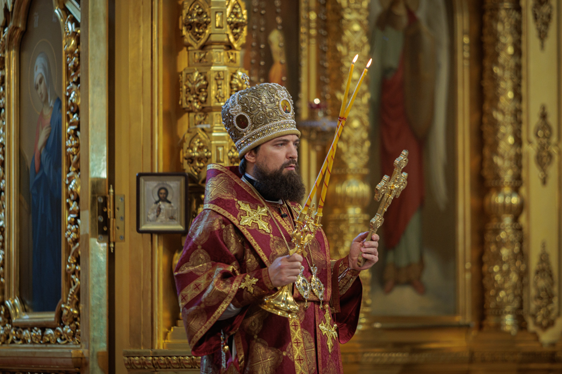 Викарий Ростовской епархии епископ Таганрогский Артемий совершил Божественную литургию в Ростовском кафедральном соборе