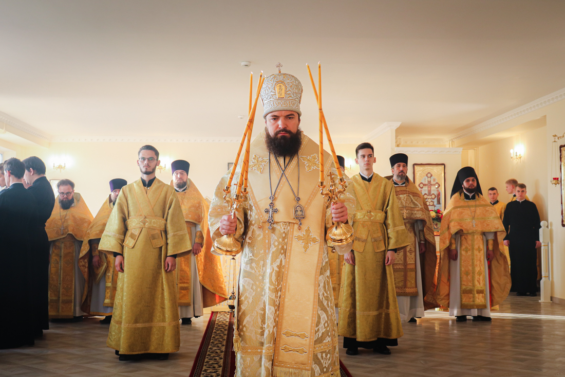 В день памяти святителя Димитрия, митрополита Ростовского, епископ Таганрогский Артемий совершил Божественную литургию в семинарском храме