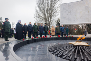 Митрополит Меркурий принял участие в церемонии возложения цветов к мемориальному комплексу «Павшим воинам»