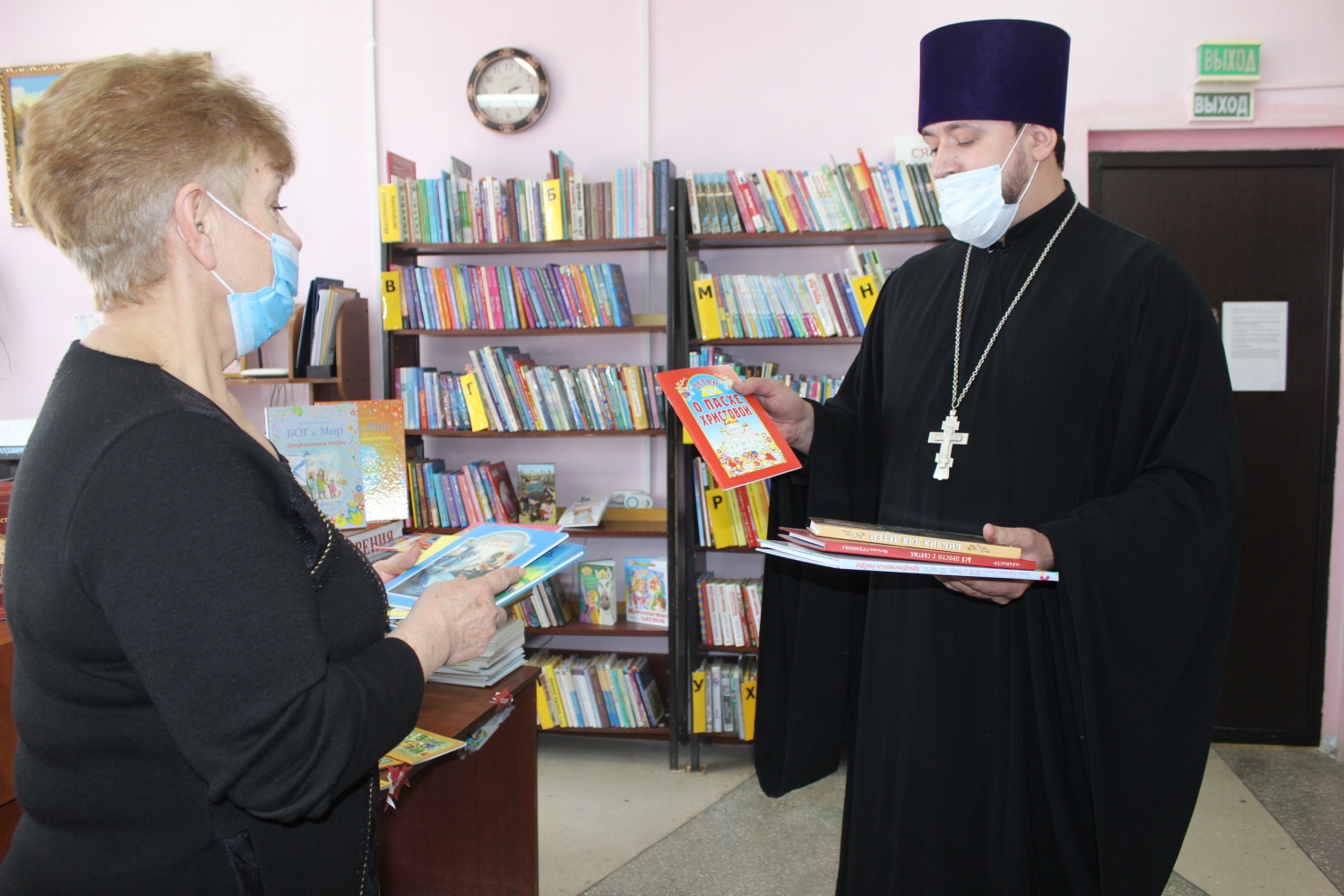 Общероссийская акция «Дарите книги с любовью» прошла в Матвеево-Курганском благочинии